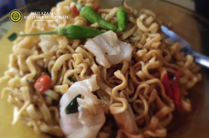 Bekal Kemandirian, Santriwati Mutiara Muslimah Praktik Memasak Mi Goreng Sehat